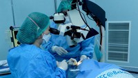 Tim dokter bedahmata Klinik Utama Mata JEC @Bekasi sedang menjalankan tindakan bedah katarak terhadap seorang pasien di Klinik Utama Mata JEC @Bekasi, Bekasi (30/03).