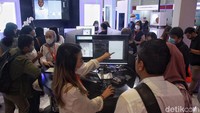 Para pengunjung melihat teknologi industri tekstil dan garmen yang dipamerkan di JIExpo, Kemayoran Jakarta, Kamis (30/3/2023).