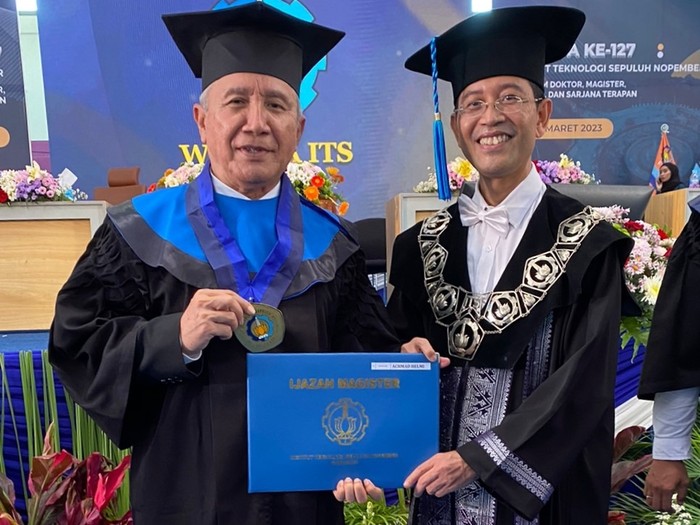Achmad Helmi (kiri) di perayaan Wisuda ke-127 Institut Teknologi Sepuluh Nopember (ITS), Sabtu (18/3) (Dok ITS)