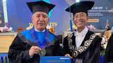 Kisah Wisudawan Tertua ITS yang Hobi Kuliah: Bergelar 10 Magister & 2 Doktor
