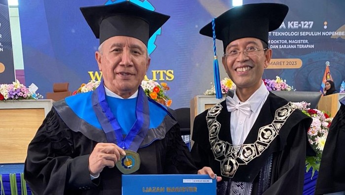 Achmad Helmi (kiri) di perayaan Wisuda ke-127 Institut Teknologi Sepuluh Nopember (ITS), Sabtu (18/3) (Dok ITS)
