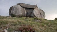 Rumah ini disusun dari empat batu granit yang menghadap ke lembah berpemandangan indah.