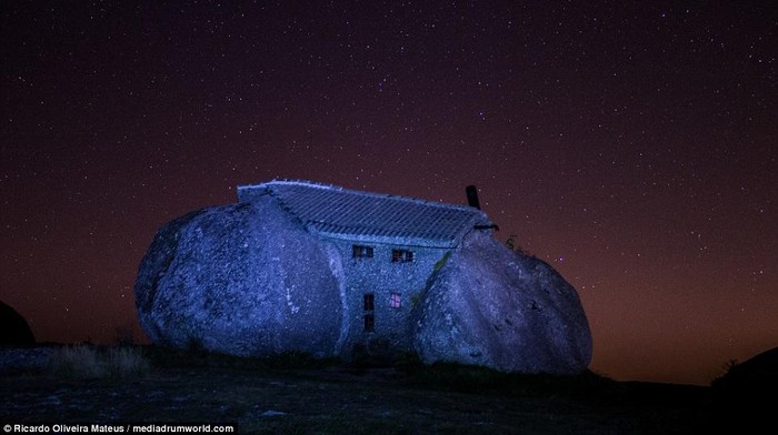Rumah yang satu ini mengingatkan kita dengan animasi Flintstones yang bercerita kehidupan zaman purba. Penasaran?