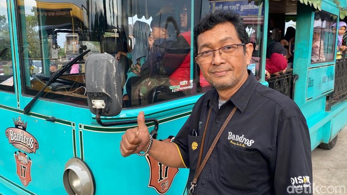 Ahmad, sopir bus Bandros yang menemukan kebahagiaan di masa tua.
