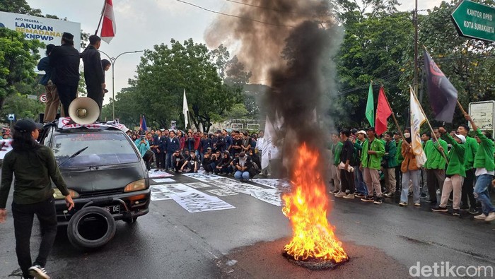 Aksi demonstrasi tolak UU Cipta Kerja di depan DPRD Solo, Kamis (30/3/2023).