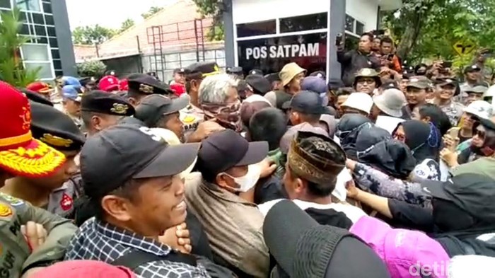 Aksi nasabah bank di Indramayu menuntut pencairan tabungan, Kamis (30/3/2023).