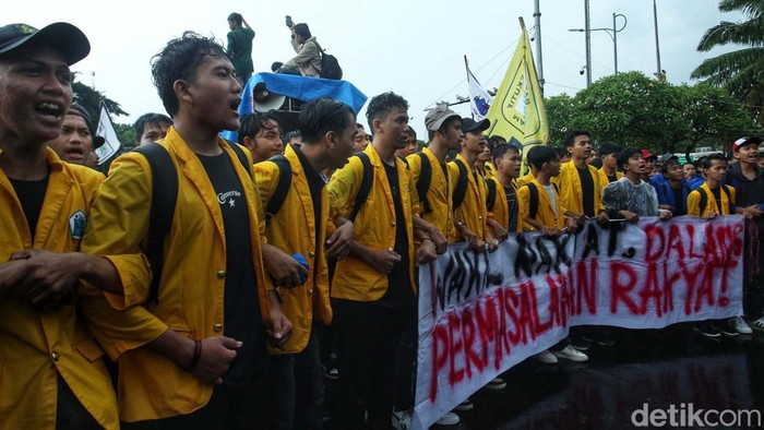 Aliansi BEM SI Geruduk DPR Minta UU Ciptaker Dicabut Aliansi BEM SI beraksi di depan gedung DPR, Jakarta. Mereka minta ditemui Ketua DPR Puan Maharani dan UU Ciptaker dicabut.