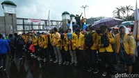 Korlap aksi tolak UU Ciptaker, Galih Riskiawan, menyampaikan mahasiswa meminta dua tuntutan, yakni mencabut UU Ciptaker dan meninjau ulang pasal-pasal bermasalah.