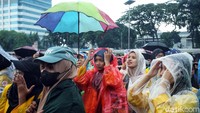 Meski hujan melanda para mahasiswa ini tetap menggelar aksi di depan gedung DPR.