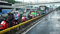 Lalu lintas Jalan Gatot Subroto pun macet akibat demo ini.