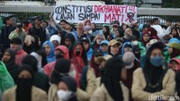 Massa menuntut agar Puan menemui mereka. Jika tak dipenuhi, mereka mengaku akan membawa massa yang lebih besar.
