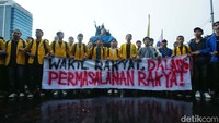 Massa mahasiswa yang tergabung dalam Aliansi BEM SI melakukan unjuk rasa menolak UU Cipta Kerja (Ciptaker) di depan gedung DPR, Senayan, Jakarta Pusat, Kamis (30/3/2023).