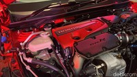 All New Honda Civic Type R dibekali mesin K20 VTEC Turbo 2.0L 4 Silinder. Di atas kertas, mobil ini bisa memuntahkan tenaga sebesar 315 hp di 6.500 rpm dan torsi 420 Nm di 2.600 rpm - 4.000 rpm. Bila dibandingkan dengan Civic biasa bermesin 1.5L tenaganya hampir dua kali lipat lebih besar. Tenaga itu disalurkan melalui transmisi manual 6-percepatan. Foto: Ridwan Arifin
