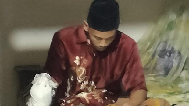 Ini adalah Muksin, anak yang bunuh ibu kandungnya di Sumsel. Pelaku menusuk ibunya saat korban sedang tadarusan Al-Qur'an di masjid. Apa motif dari pembunuhan tersebut?