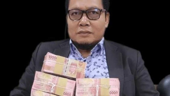 Anggota DPRD Pelalawan, Nazar Arnas saat pamer uang. (Foto: Istimewa)