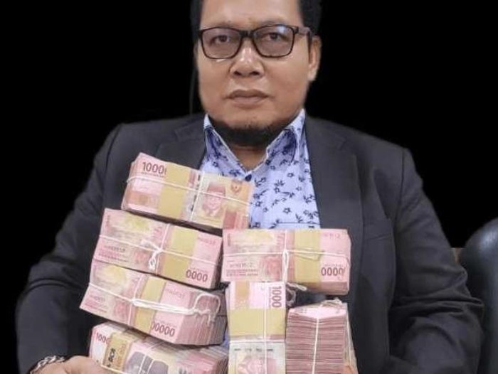 Anggota DPRD Pelalawan, Nazar Arnas saat pamer uang. (Foto: Istimewa)