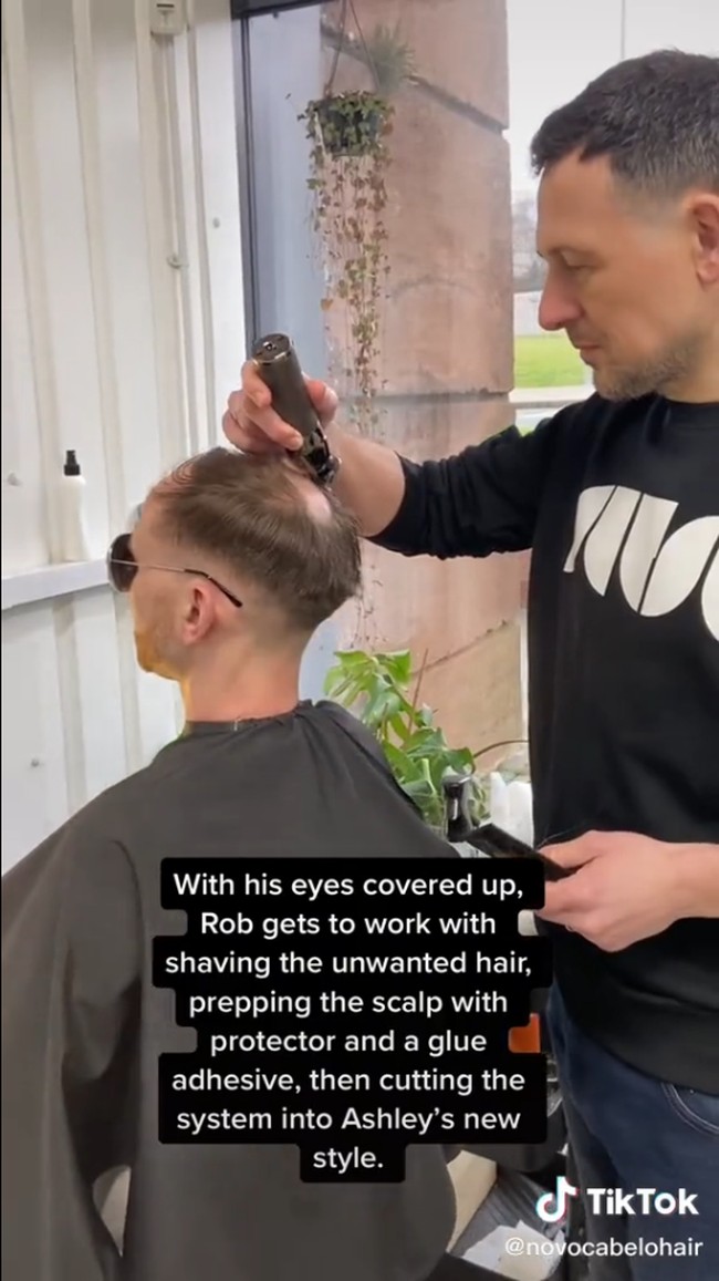 Dalam video yang diunggah salon Nova Cabelo Hair di TikTok, pria asal Inggris tersebut ditutup matanya ketika perawatan dilakukan. Rambut bagian atasnya yang yang terlihat menipis terlebih dahulu dicukur untuk nanti ditempelkan rambut palsu seruga wig. Hasilnya pun terlihat seperti rambut asli.Foto: TikTok Nova Cabelo