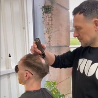 Dalam video yang diunggah salon Nova Cabelo Hair di TikTok, pria asal Inggris tersebut ditutup matanya ketika perawatan dilakukan. Rambut bagian atasnya yang yang terlihat menipis terlebih dahulu dicukur untuk nanti ditempelkan rambut palsu seruga wig. Hasilnya pun terlihat seperti rambut asli.Foto: TikTok Nova Cabelo