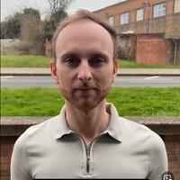 Seorang pria berusia 20an bernama Ashley Tawney sudah mengalami penipisan rambutnya yang membuat penampilannya tampak lebih tua. Karena itu, Ashley menjalani perawatan yang sukses membuatnya pangling.Foto: TikTok Nova Cabelo