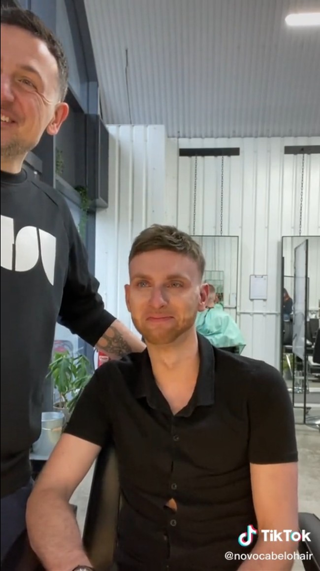 Saat hair system selesai dilakukan, ia pun terlihat tidak bisa membendung rasa haru dan terkejut sampai menangis.Foto: TikTok Nova Cabelo