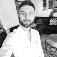 Dikatakan jika kini ia lebih banyak mendapat ajakan kencan dari wanita di aplikasi kencan. Tidak ingin membohongi wanita, Ashley mengaku selalu terbuka untuk membicarakan rambutnya. Orang-orang suka kejujuran ketika aku mengatakannya kepada mereka, tutur Ashley.Foto: Instagram Ashley Tawney