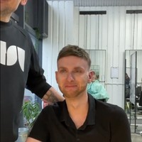 Saat hair system selesai dilakukan, ia pun terlihat tidak bisa membendung rasa haru dan terkejut sampai menangis.Foto: TikTok Nova Cabelo