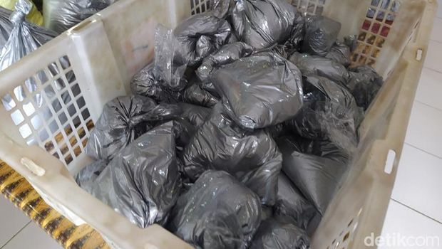 Tersangka S dan barang bukti bahan peledak untuk petasan hampir 100 kg diamankan Polres Magelang Kota.