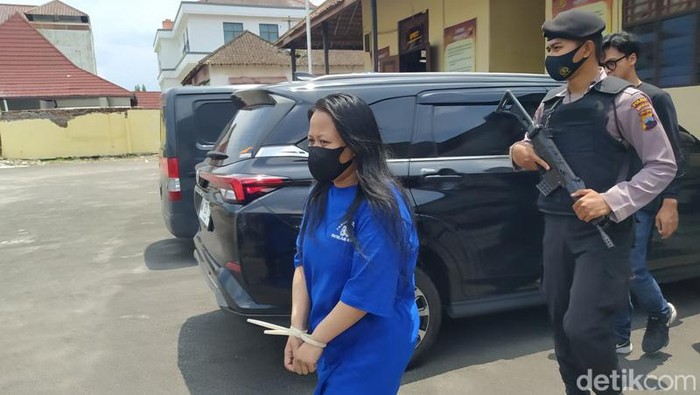 Tersangka S dan barang bukti bahan peledak untuk petasan hampir 100 kg diamankan Polres Magelang Kota.