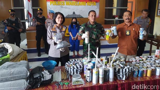 Tersangka S dan barang bukti bahan peledak untuk petasan hampir 100 kg diamankan Polres Magelang Kota.