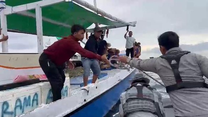 Bakamla Selamatkan Nelayan