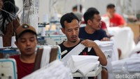 Para pekerja akan mengecek jahitan mukena sebelum dipasarkan.