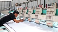 Pabrik itu juga menggunakan mesin untuk mempercepat pembuatan mukena.