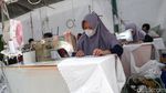Begini Kesibukan Pabrik Mukena Penuhi Pesanan Jelang Lebaran