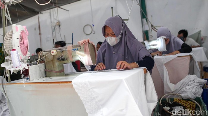 Begini Kesibukan Pabrik Mukena Penuhi Permintaan Jelang Lebaran Menjelang lebaran, kesibukan terlihat di pabrik mukena Siti Khadijah, Depok, Jawa Barat, Kamis (30/3/2023). Permintaan meningkat membuat pabrik itu menjadi lebih sibik.
