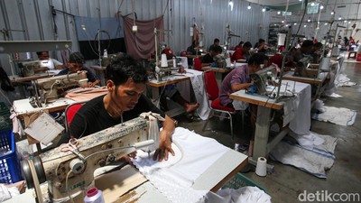 Begini Kesibukan Pabrik Mukena Penuhi Pesanan Jelang Lebaran
