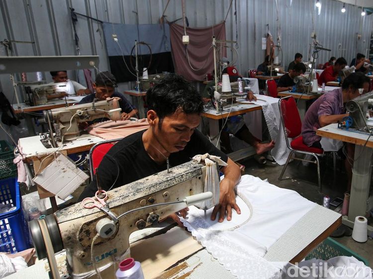 Begini Kesibukan Pabrik Mukena Penuhi Pesanan Jelang Lebaran