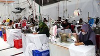 Para pekerja sibuk menjahit mukena.