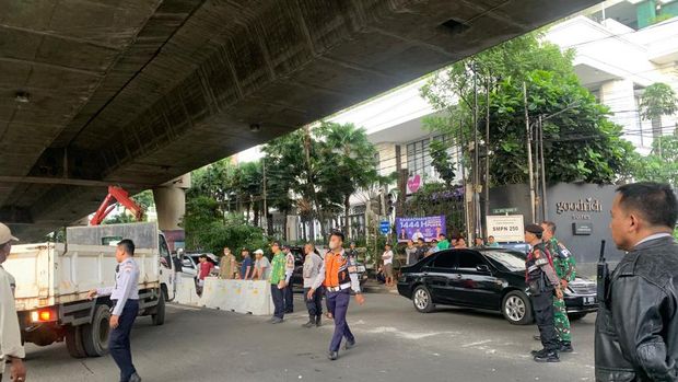 Beton yang menutup U-Turn di Antasari akhirnya dibongkar lagi usai ditolak warga.