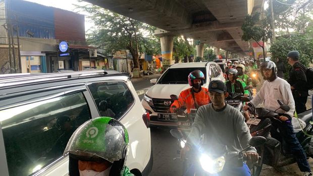 Beton yang menutup U-Turn di Antasari akhirnya dibongkar lagi usai ditolak warga.