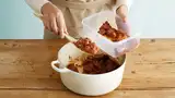 Bikin Jengkel, Tetangga Ini Hobi Beri Makanan Basi dan Bau