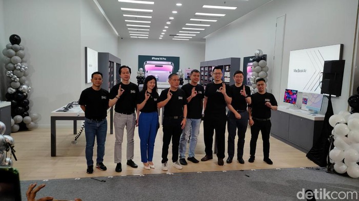 e-Commerce Blibli resmi membuka Apple store offline bernama Hello Store. Ini menjadi toko ketiga dari empat lokasi yang akan mereka buka.