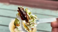 Bukan Cokelat, Crepe Ini Pakai Topping Belalang Panggang yang Renyah!