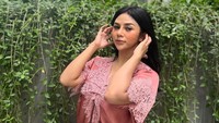 Bunga Aurellie berdagang untuk mengisi waktu lantaran kegiatan pekerjaannya dikurangi. (Foto: dok pribadi)