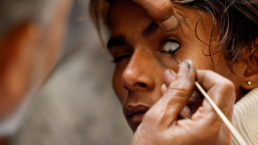 Celak Mata, Tradisi yang Lestari untuk Pria Muslim Nepal