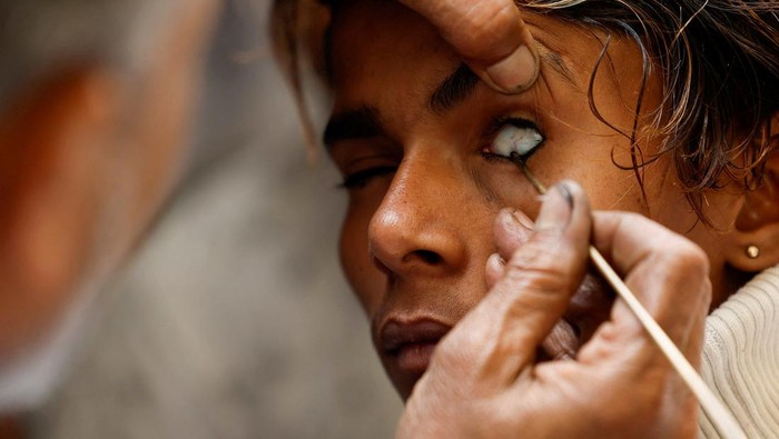 Celak Mata, Tradisi yang Lestari untuk Pria Muslim Nepal A Nepalese Muslim man has kohl applied to his eyelid at a mosque as he arrives for the mass prayer during the Muslim holy month of Ramadan in Kathmandu, Nepal March 24, 2023. REUTERS/Navesh Chitrakar     TPX IMAGES OF THE DAY