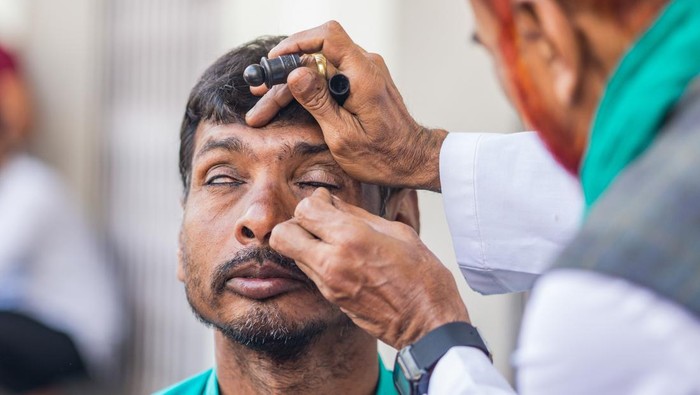 KATHMANDU, NEPAL - 2022/07/10: Nepalese Muslims applied Surma a herbal eye-liner on his eyes before offering ritual prayers during the celebration. Muslims worldwide celebrate Eid al-Adha or the festival of Sacrifice, the second of two Islamic holidays that marks the end of the Hajj pilgrimage to Mecca. (Photo by Bivas Shrestha/SOPA Images/LightRocket via Getty Images)