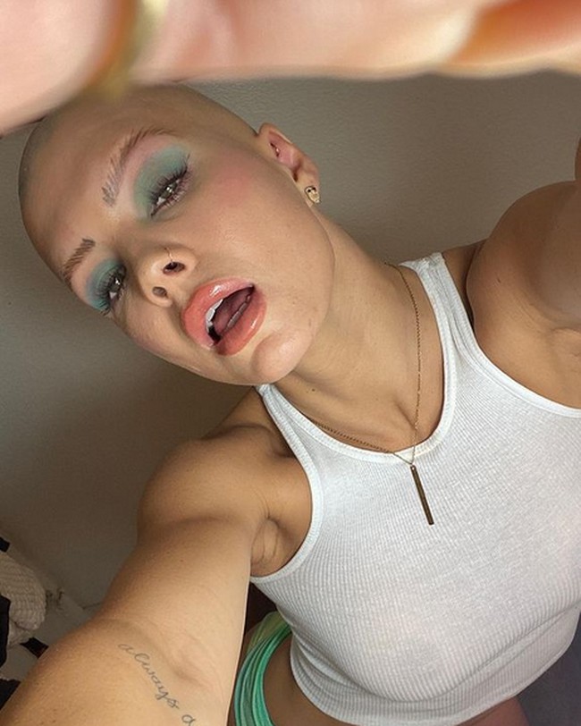 Christie pun dengan bangga mendapatkan job modellingnya sebagai model botak pertama yang tampil di majalah Sport Illustrated. Foto: dok. Instagram/@christie.valdiserri