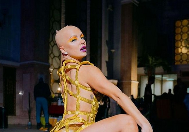 Dulu, Christie menutupi kepala botaknya dengan wig. Saking tidak terimanya dengan penampilannya, Christie bahkan mandi tetap menggunakan rambut palsunya. Foto: dok. Instagram/@christie.valdiserri