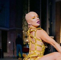 Dulu, Christie menutupi kepala botaknya dengan wig. Saking tidak terimanya dengan penampilannya, Christie bahkan mandi tetap menggunakan rambut palsunya. Foto: dok. Instagram/@christie.valdiserri