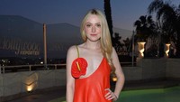 Foto: Gaya Dakota Fanning Pakai Gaun Berisiko, Bunga Menempel di Dada